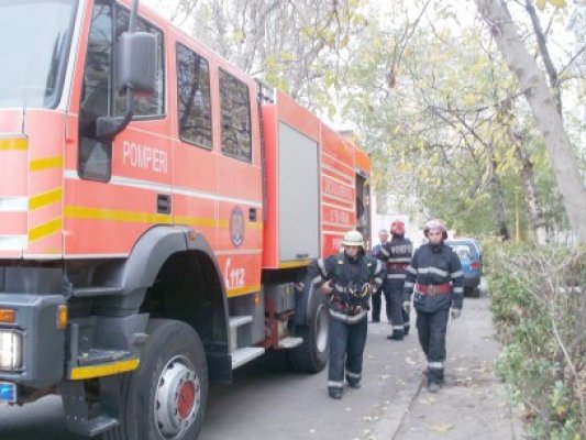 Un vârstnic a coborât scările unui bloc cu o butelie în flăcări!